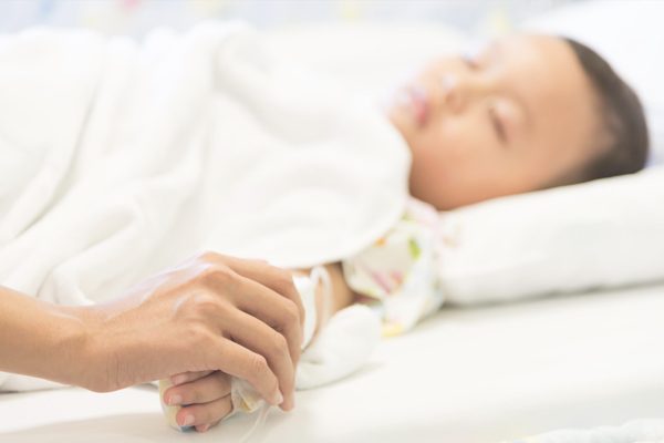 Académicas de Kinesiología UC señalan la importancia del apego seguro en pacientes pediátricos hospitalizados y su vínculo con la Ley Mila